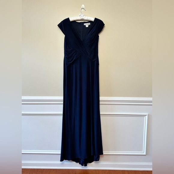 Size 10 navy blue formal dress Radiant V-neck Long Slit Dress by Mac Duggal New - Picture 3 of 5
